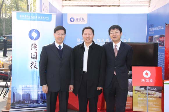 陜西證監(jiān)局局長助理孔兵在公司宣傳工作臺前視察并合影